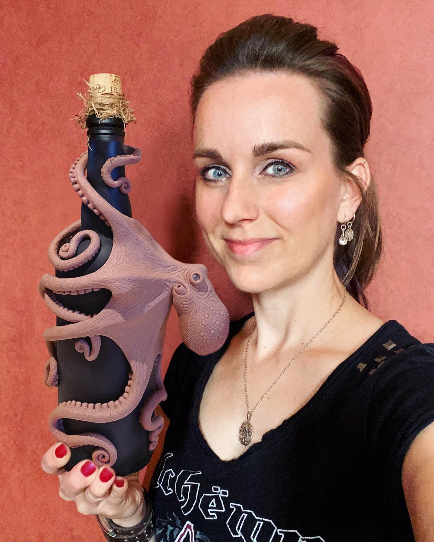 Wouldn’t he be a cute little pet? I finished my sculpt project, octo on his bottle. With Monsterclay. Nice legs dude. The tentacles. Took me some hours to make al those little suckers on his legs. #octopus #octo #octopuss #sculpture #sculpt #sculpting #cthulhu #tentacles #octopusart #squid #claysculpture #monsterclay #monsterclaysculpture #monsterclayoftheday #ilovemonsterclay #mcsotd #monsterclayfun #monsterclaysculpting #monsterclaysculpt #sculptoftheday #claysculpting #creaturesculpture #characterdesign #oilbasedclay #creaturedesign #fantasysculpture #monsterclaysculptoftheday #sculpture_gallery #sculpturelovers #sculpturesofinstagram