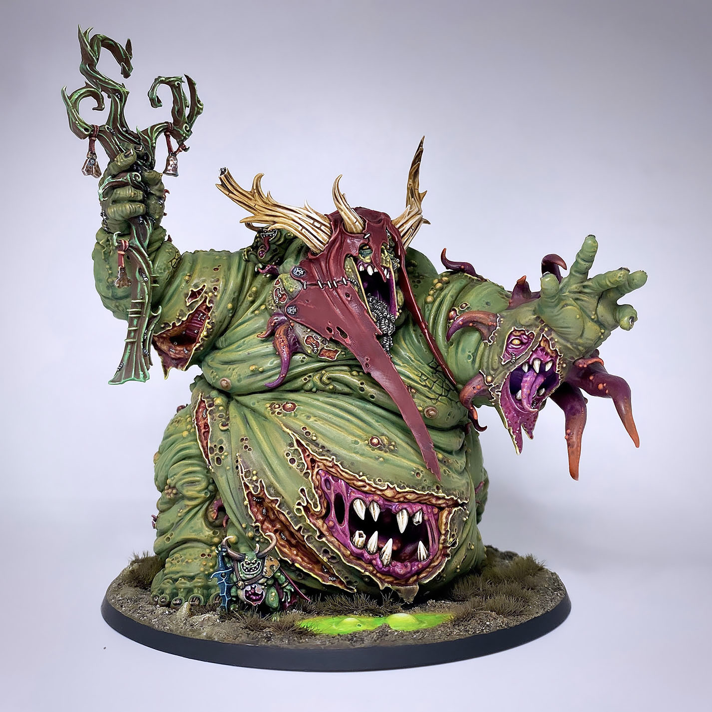 The Great Unclean One / Rotigus is built and painted. There are 3 different distinct builds for AOS and 40K. I have magnetized all the parts of the Great Unclean One and Rotigus. We now have 3 different heads, 3 left arms, 3 right arms and 2 stomach inserts. This way, you can play any variant you want. This is a truly vile model (in the most positive sense of the word!) – it celebrates its corpulence, with rotten, torn flesh slipping aside on its enormous gut to reveal winding intestines within. What an awesome model. Those details are perfectly gruesome. Warhammer - Age of Sigmar and 40K Maggotkin of Nurgle. 👉 Do you want me to build or paint for you? Feel free to contact me. I am excited to hear from you! Height: 13 cm (without weapons) Patching: Green Stuff by citadel_paints Base: custom made with clay Paints: vallejocolors Painted to level: Display Publisher: warhammerofficial Painted by: Debbie Maasdam