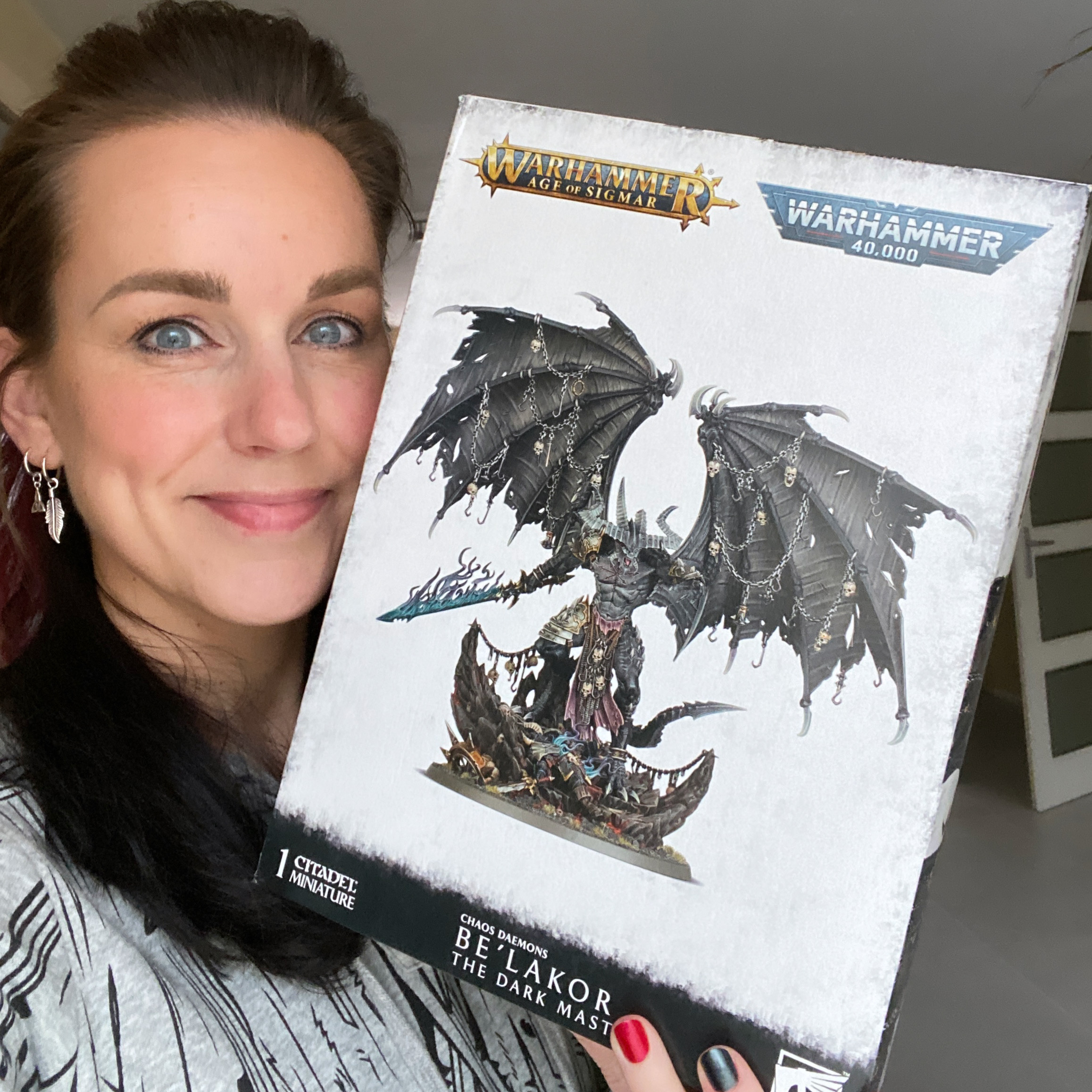 Meet Be’lakor, the first Daemon Prince of Chaos! I assembled, patched and painted this beautiful model for a client. Be’lakor is every bit the creature of nightmare he appears to be. Supernaturally skilled in both the martial and magical arts, his imposing figure is the perfect centrepiece for an army of Chaos and a potent wrecking ball with which to cast your enemies aside. I build the kit option themed for a Warhammer Age of Sigmar Slaves to Darkness army with a hand made icy base. Height: 18 cm (with base) Patching: Green Stuff by citadel_paints Base: custom made with ice and snow Paints: vallejocolors Painted to level: Display Publisher: warhammerofficial Painted by: Debbie Maasdam