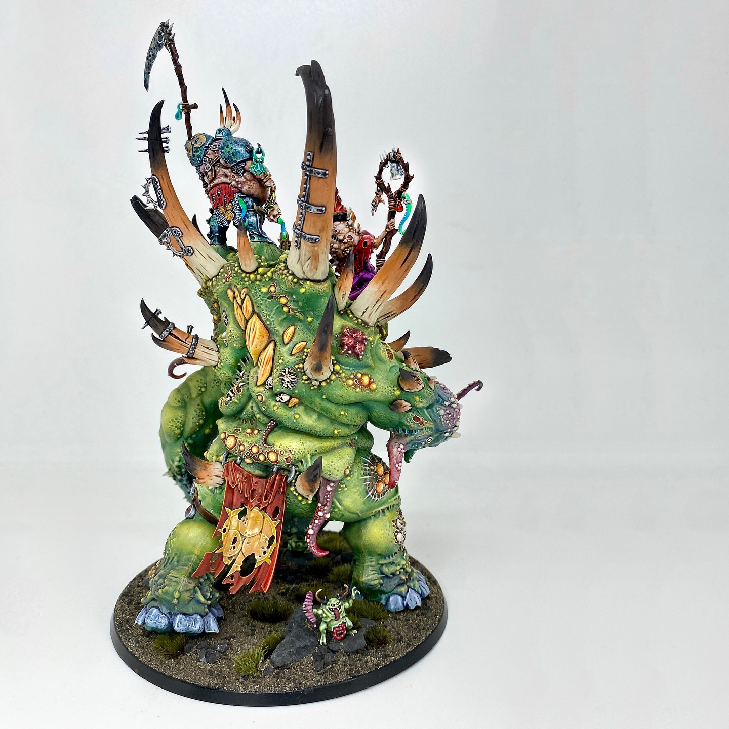 The Glottkin is all done! I really loved making this beautiful model for a client. Assembling, patching and painting by me. The Glottkin, also known as the ‘Befouled Brothers of Nurgle’ are a trio of Chaos Champions dedicated to Nurgle. The 2 small brothers are caried around by their colossal mutated big bro! This model has so many gory details. Love it! More pics coming up in my next post😊 Warhammer - Age of Sigmar Maggotkin of Nurgle . . . . . . . . Height: 23 cm Patching: Green Stuff by citadel_paints Base: custom made Paints: vallejocolors Painted to level: Display Publisher: warhammerofficial 👉 Do you want me to build or paint for you? Feel free to contact me. I am excited to hear from you! ____ #nurgle #nurgledaemons #nurglearmy #nurgle40k #nurglesrot #nurglerotbringers #nurgledemons #papanurgle #maggotkinofnurgle #glottkin #theglottkin #maggotkin #warhammer #warhammerfantasy #ageofsigmar #aos #warhammerpainting #paintingwarhammer #miniatures #miniaturepainting #warhammernurgle #nurgledaemons #nurglesrotters #deamon #deamons #warhammerdeamons