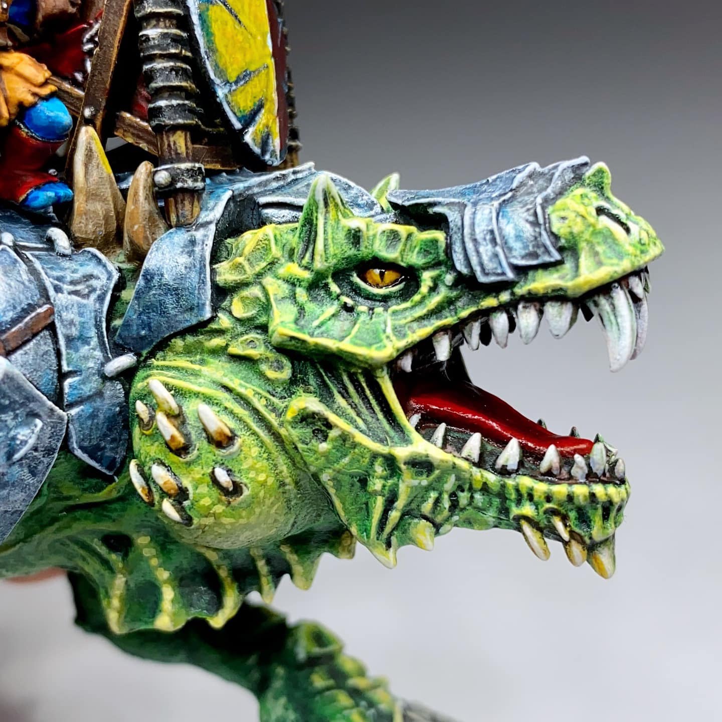 All done! This Goblin Slasher is assembled and painted. It’s a resin model from Mantic Games for the tabletop game Kings of War. My client wanted the colors to match his existing army, so blue and green it is. Height: 8 cm Patching: Green Stuff by citadel_paints Paints: vallejocolors Painted to level: Tabletop Plus Publisher: manticgames & kingsofwar Building and painting miniatures is my passion, especially when I get to bring my clients' visions to life. 👉 Do you want me to build or paint for you? Feel free to contact me. I am excited to hear from you!