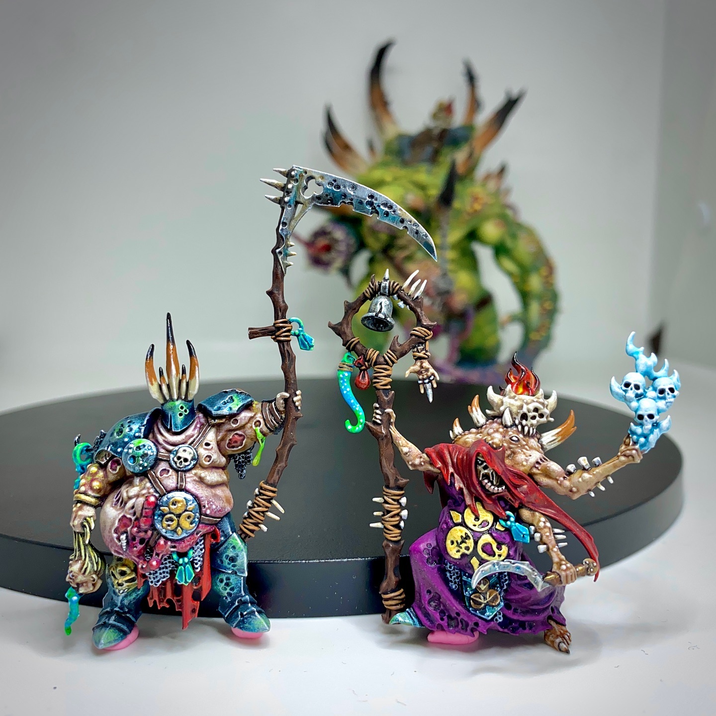 The Glottkin is all done! I really loved making this beautiful model for a client. Assembling, patching and painting by me. The Glottkin, also known as the ‘Befouled Brothers of Nurgle’ are a trio of Chaos Champions dedicated to Nurgle. The 2 small brothers are caried around by their colossal mutated big bro! This model has so many gory details. Love it! More pics coming up in my next post😊 Warhammer - Age of Sigmar Maggotkin of Nurgle . . . . . . . . Height: 23 cm Patching: Green Stuff by citadel_paints Base: custom made Paints: vallejocolors Painted to level: Display Publisher: warhammerofficial 👉 Do you want me to build or paint for you? Feel free to contact me. I am excited to hear from you! ____ #nurgle #nurgledaemons #nurglearmy #nurgle40k #nurglesrot #nurglerotbringers #nurgledemons #papanurgle #maggotkinofnurgle #glottkin #theglottkin #maggotkin #warhammer #warhammerfantasy #ageofsigmar #aos #warhammerpainting #paintingwarhammer #miniatures #miniaturepainting #warhammernurgle #nurgledaemons #nurglesrotters #deamon #deamons #warhammerdeamons